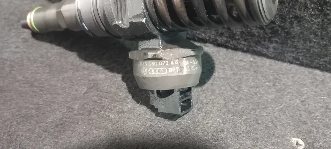 Injector 1.9 bjb skoda octavia 2  038130073 ag